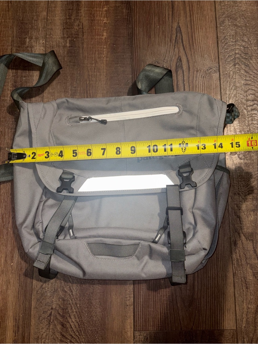 Patagonia messenger bag features dual buckle closures on the front flap - Picture 6 of 6